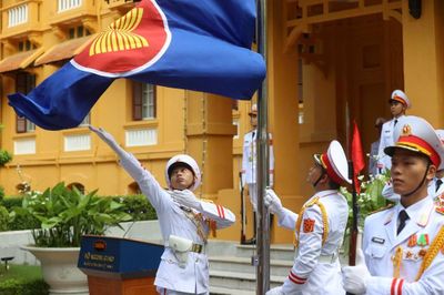 Lễ thượng cờ kỷ niệm 31 năm Việt Nam tham gia ASEAN và 59 năm thành lập ASEAN