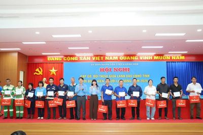 Lãnh đạo tỉnh Khánh Hòa gặp gỡ, đối thoại với đoàn viên, người lao động