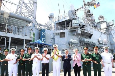 Đoàn tàu sân bay Hải quân Hoa Kỳ thăm thành phố Đà Nẵng