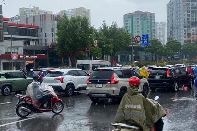 Dự báo mưa dông cả 3 miền trong ngày 31-7, Bắc bộ tiếp tục là tâm mưa