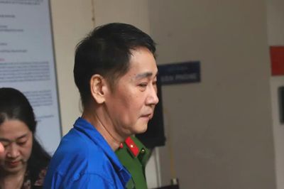 Vụ đạo diễn Lê Minh tạt chất bẩn: Tòa trả hồ sơ để làm rõ số tiền cưỡng đoạt