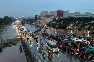 Mưa lớn giờ tan tầm, Hà Nội ngập cục bộ