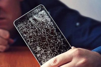 Vì sao đàn ông luôn giữ chiếc điện thoại cũ?