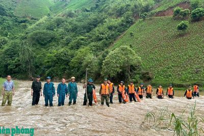 Tìm thấy cháu bé 22 tháng tuổi bị nước lũ cuốn trôi