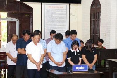 Tuyên án nhóm cựu cán bộ sai phạm đất đai ở Quảng Trị: 12 bị cáo lĩnh tổng cộng 30 năm tù