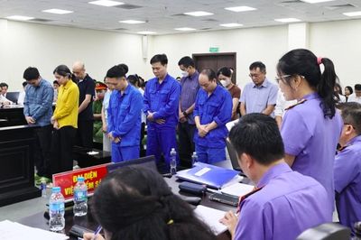Phán quyết nào cho nhóm cựu cán bộ nhận hối lộ của trùm thực phẩm giả?
