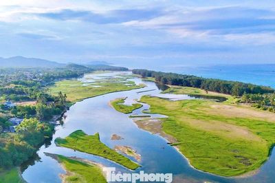 Sững sờ đầm nước ngọt 'nép mình' bên biển Sa Huỳnh