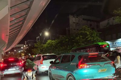 Nhiều tuyến đường ở Hà Nội 'tắc cứng' sau cơn mưa