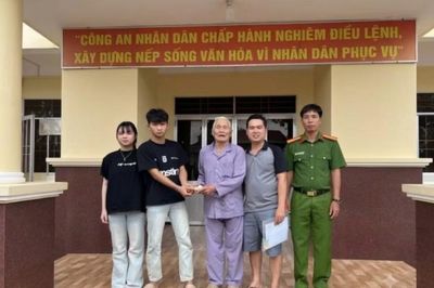 Hai bạn trẻ ở Cà Mau trả ví tiền nhặt được cho cụ ông 99 tuổi