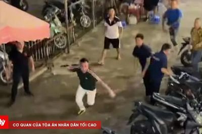 Hai nhóm thanh niên hỗn chiến tại nhà hàng trong đêm ở Hà Nội