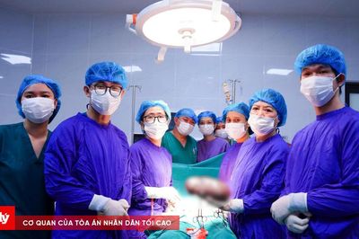 Lấy khối u xơ tử cung nặng 2kg từ người phụ nữ 50 tuổi