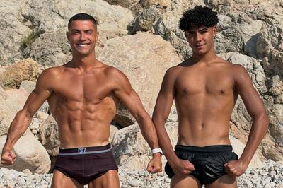 Ronaldo gây sốt khoe cơ bắp cùng con trai 16 tuổi