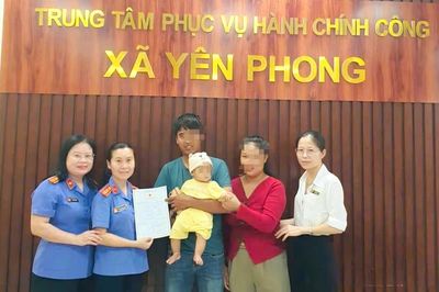 Viện Kiểm sát vào cuộc, chính quyền cấp giấy khai sinh cho hai cháu bé