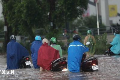 Ngập cục bộ nhiều tuyến phố sau cơn mưa lớn tại Hà Nội
