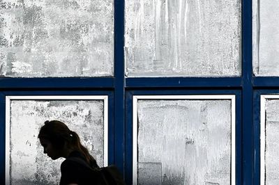 Người Pháp đổ xô bôi phấn trắng kín các khung cửa sổ