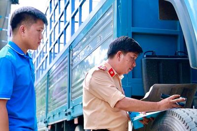 CSGT đến tận doanh nghiệp làm sạch dữ liệu phương tiện cho người dân