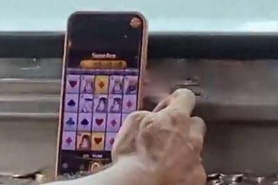 Tài xế vừa lái xe vừa chơi game đánh bạc trực tuyến