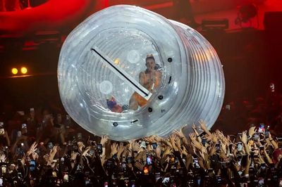 Katy Perry mắc kẹt trong chai nước bơm hơi, cầu cứu khán giả