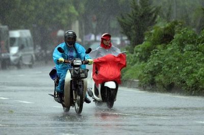 Trong 3 giờ tới, những khu vực nào ở Hà Nội sẽ đón mưa dông kèm lốc, sét, gió giật mạnh?