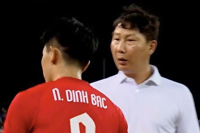 Cái nhăn mặt của HLV Kim Sang Sik dành cho Đình Bắc