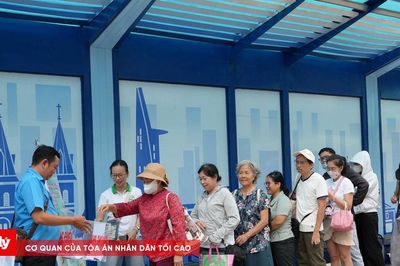 Người đi xe buýt ở TP.HCM hào hứng nhận quà