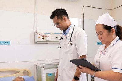 Bị ong vò vẽ đốt hàng chục nốt, cụ ông 98 tuổi suy gan, thận, hô hấp