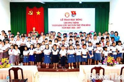 Xã Vĩnh Bình: Trao 100 suất học bổng cho học sinh vượt khó học tốt