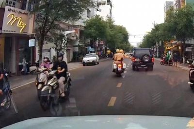 CSGT Gia Lai mở đường đưa nạn nhân bị đứt lìa cánh tay do tai nạn lao động đi cấp cứu kịp thời