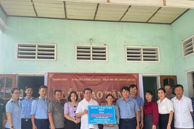 Hỗ trợ 60 triệu đồng sửa nhà cho thân nhân liệt sĩ ở xã Đề Gi
