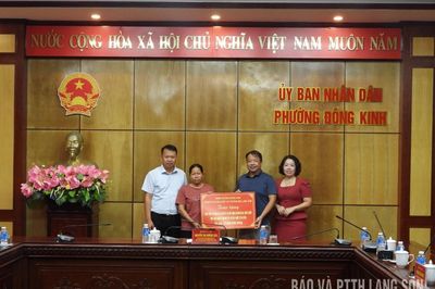UBND phường Đông Kinh trao kinh phí hỗ trợ hộ nghèo
