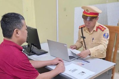 Cảnh sát giao thông Lào Cai tiếp nhận phản ánh qua VNeTraffic, xử lý tài xế vượt xe không đúng quy định
