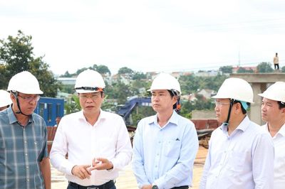 Chủ tịch HĐND tỉnh Lâm Đồng Lưu Văn Trung kiểm tra các trường nội trú biên giới