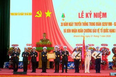 Trung đoàn Tàu ngầm 196 đón nhận Huân chương Bảo vệ Tổ quốc hạng Nhất