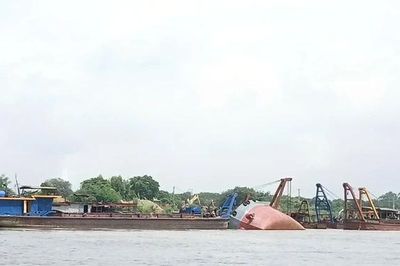 Trục vớt tàu chìm trên sông Lô