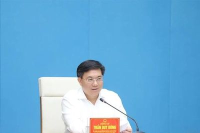 Chủ tịch UBND tỉnh Trần Duy Đông nghe báo cáo về đánh giá KPI và biên chế giáo dục