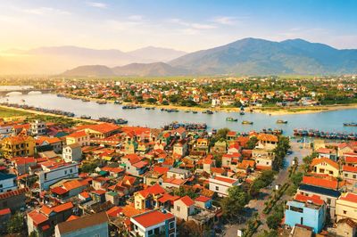 Một năm về chung một nhà...