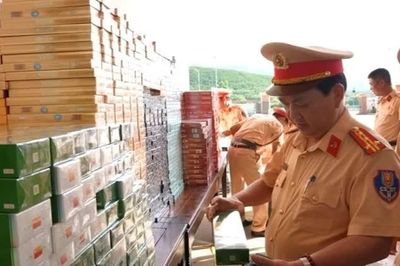 Bắt giữ xe khách vận chuyển hơn 27.000 bao thuốc lá nhập lậu trên Quốc lộ 1