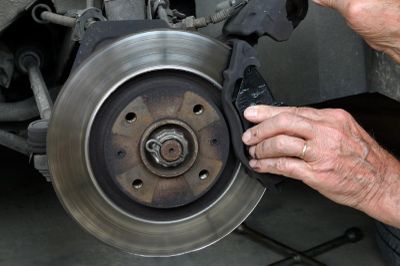 Phanh đĩa ô tô hỏng: 4 dấu hiệu dễ nhận biết