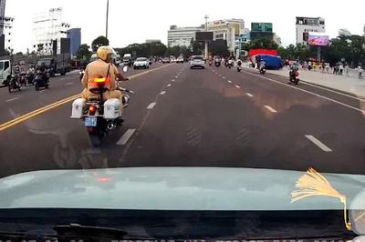 CSGT Gia Lai dẫn đường hơn 10km, đưa nạn nhân đứt lìa cánh tay đi cấp cứu