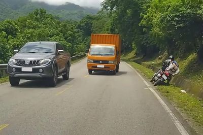 Xe tải vượt lấn làn, người đi xe máy ngã khi né tránh