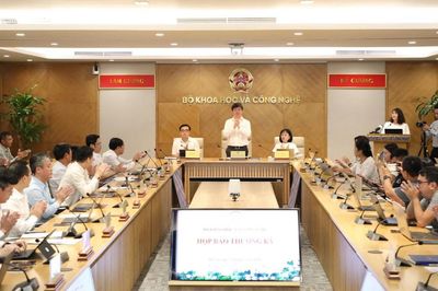 Hoàn thiện chính sách, thúc đẩy công nghệ chiến lược và thí điểm kinh tế không gian tầm thấp