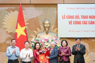 Phó Chủ tịch Thường trực Quốc hội Đỗ Văn Chiến trao Nghị quyết của Ủy ban Thường vụ Quốc hội về công tác cán bộ