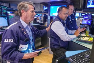 Microsoft thổi bùng Phố Wall, Nasdaq tăng gần 3%