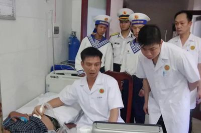 Bệnh xá đảo Trường Sa cấp cứu ngư dân bị tắc mật