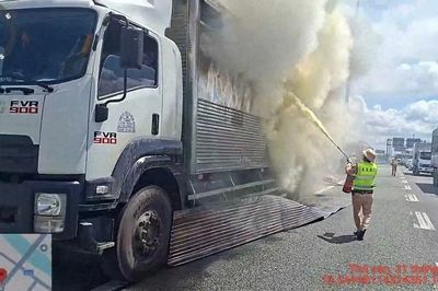 CSGT dập tắt kịp thời đám cháy xe tải trên cao tốc