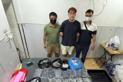 Triệt xóa xưởng 'phối trộn' ma túy Etomidate, bắt giữ 10 đối tượng người nước ngoài