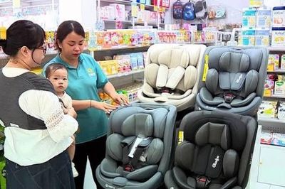 Phạt cảnh cáo ô tô chở trẻ em không có thiết bị an toàn phù hợp