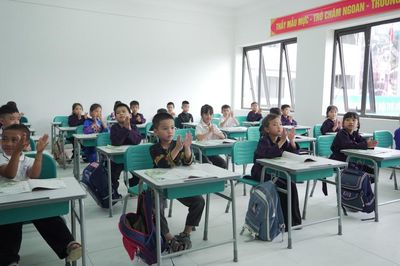Niềm vui từ mái trường mới - nơi chắp cánh ước mơ cho học sinh vùng biên