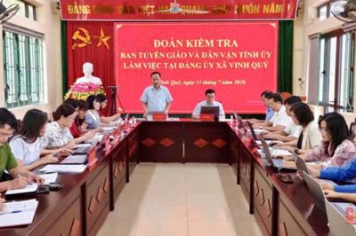 Trưởng Ban Tuyên giáo và Dân vận Tỉnh ủy Nông Thanh Tùng làm việc với Đảng ủy xã Vinh Quý