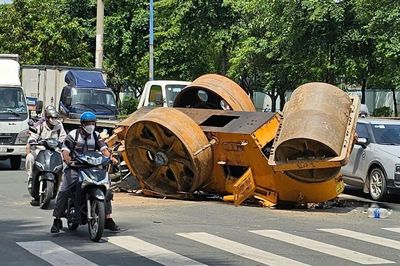 Xe lu hàng tấn rơi khỏi xe tải giữa đường, người đàn ông ôm bé trai chạy thoát